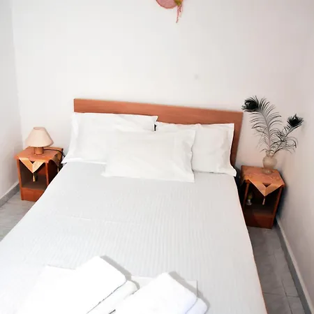Kioura's Ano Syros